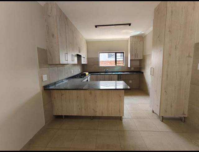 3 BEDROOM TOWNHOUSE FOR SALE IN WATERVAL EAST